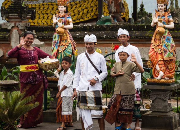 Bratan_Bali_Indonesia_Balinese-family-after-Puja-01 1